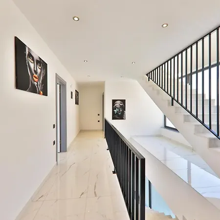 Βίλα Modern 4 Bedroom With Sea Views & Salt-water Pool